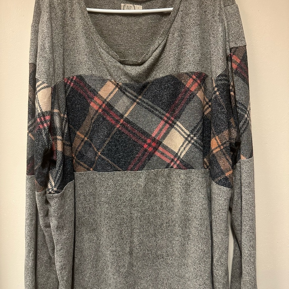 Maurices Gray Plaid V-Neck Sweaterโ